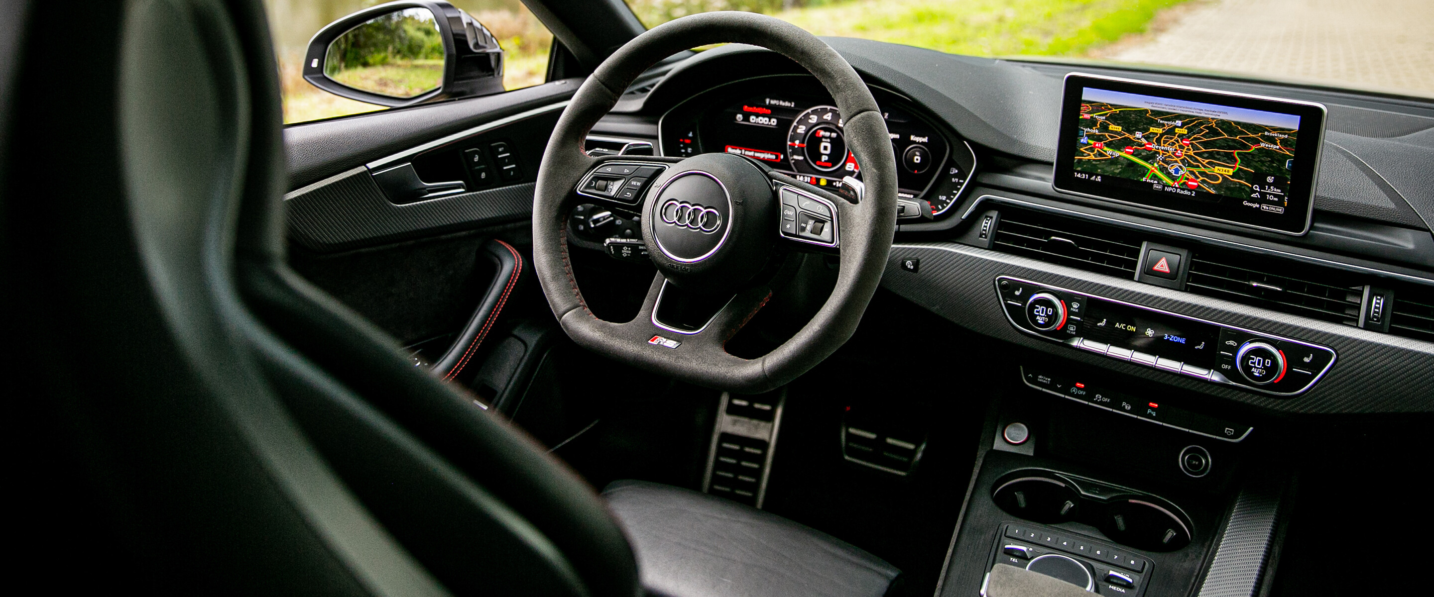 Header Audi RS5 coupe interieur